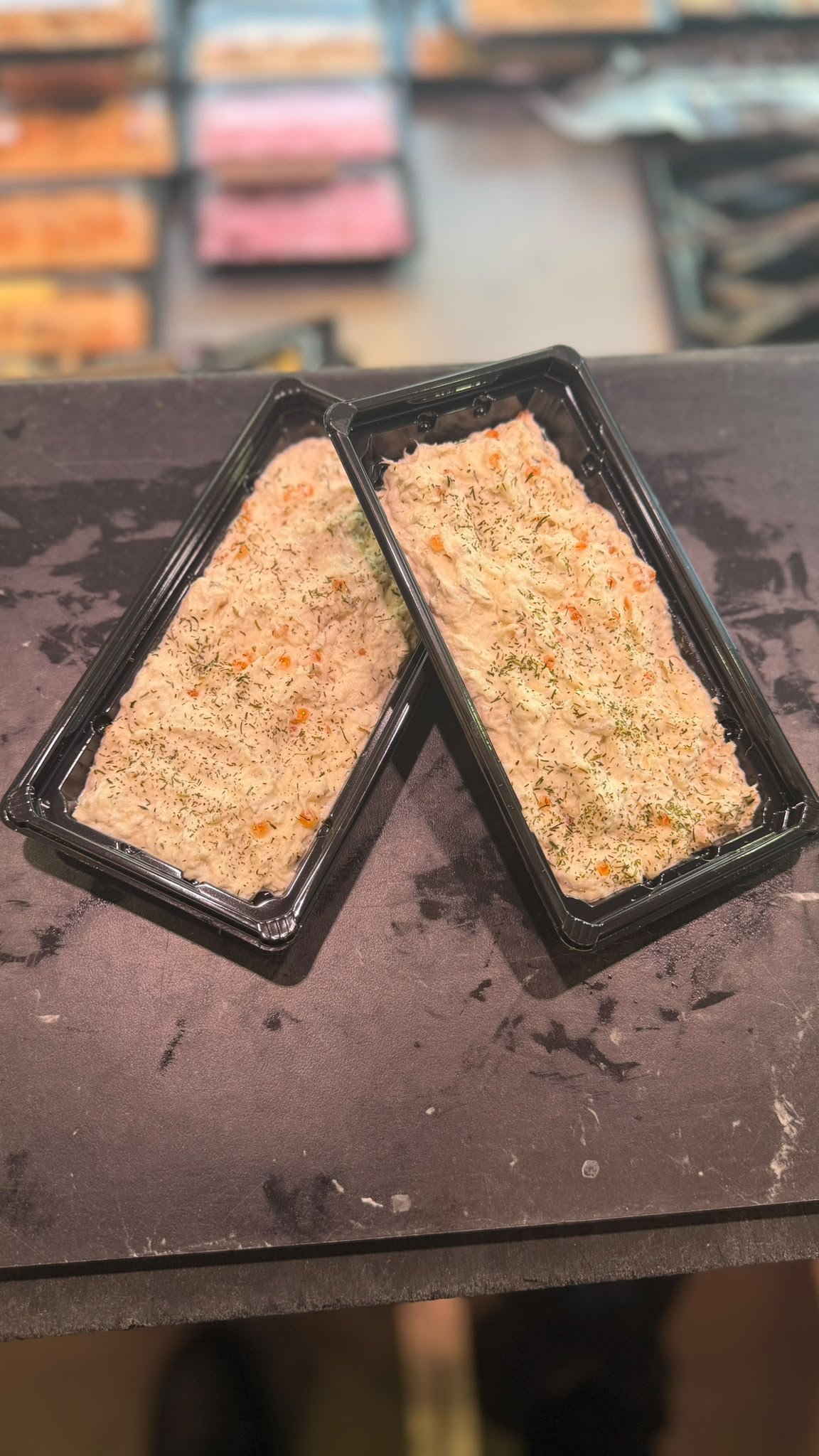 Vissalade met kruiden in een bakje van de viskraam