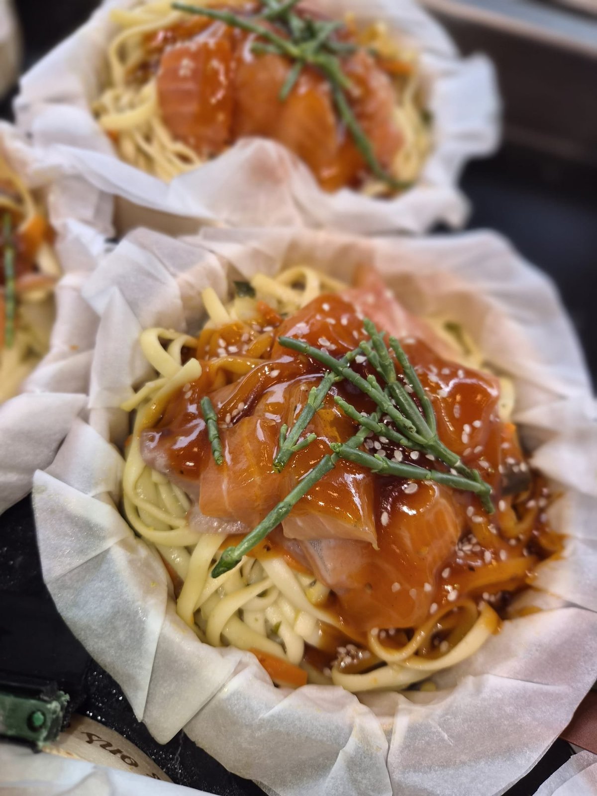 Vismaaltijd met gemarineerde zalm, noedels en sesamzaad in bakpapier