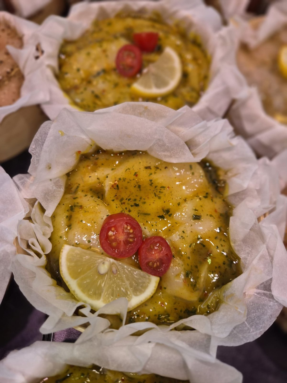 Visfilets in bakpapier met citroen, tomaat en verse kruiden