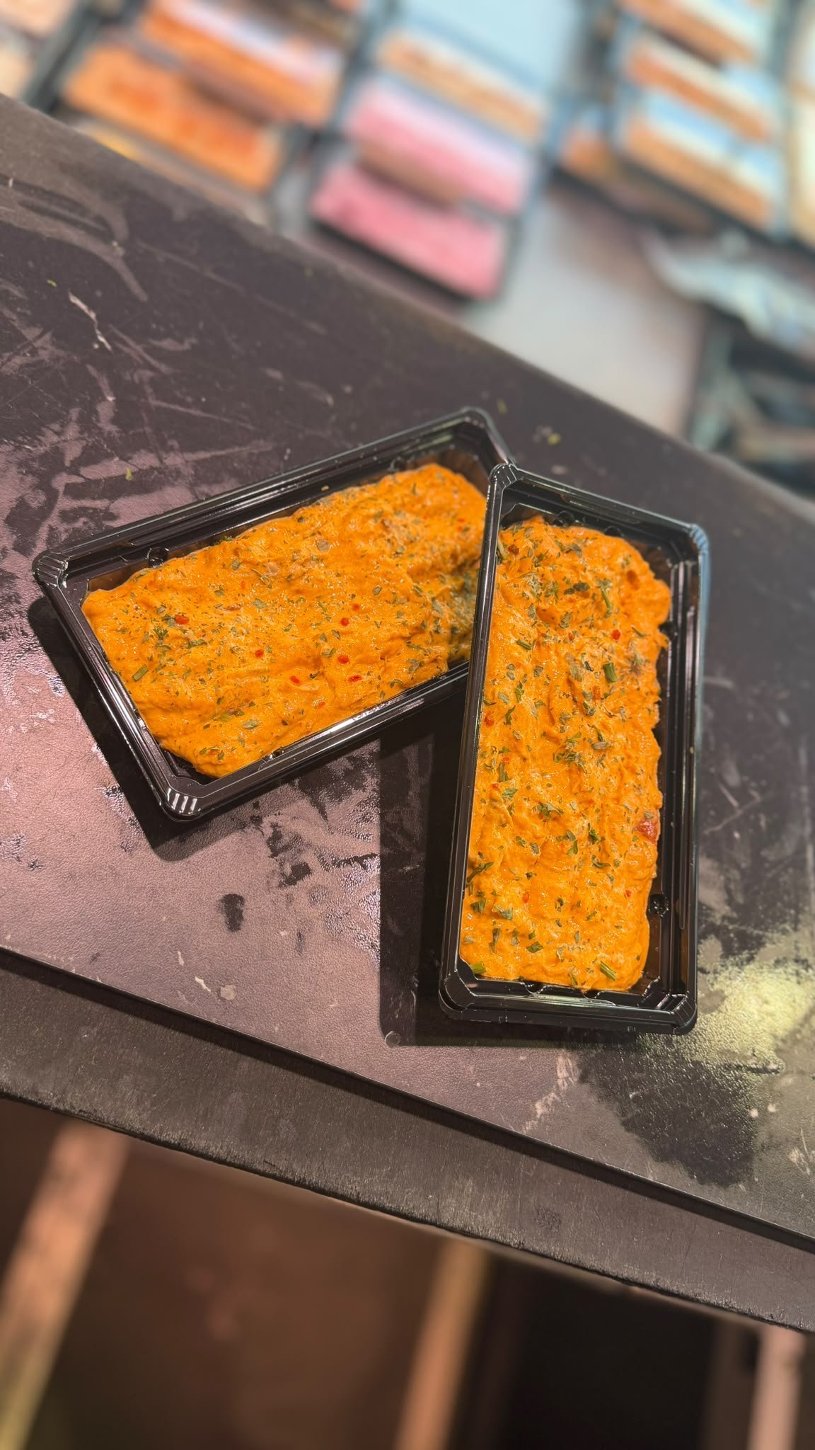 Vissalade met kruiden en tomaat in bakjes