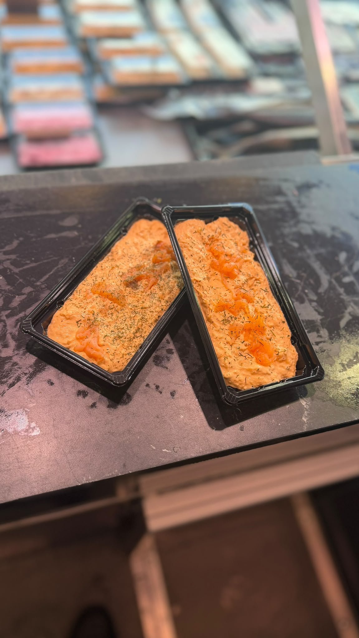 Huisgemaakte vissalade met verse kruiden in bakjes