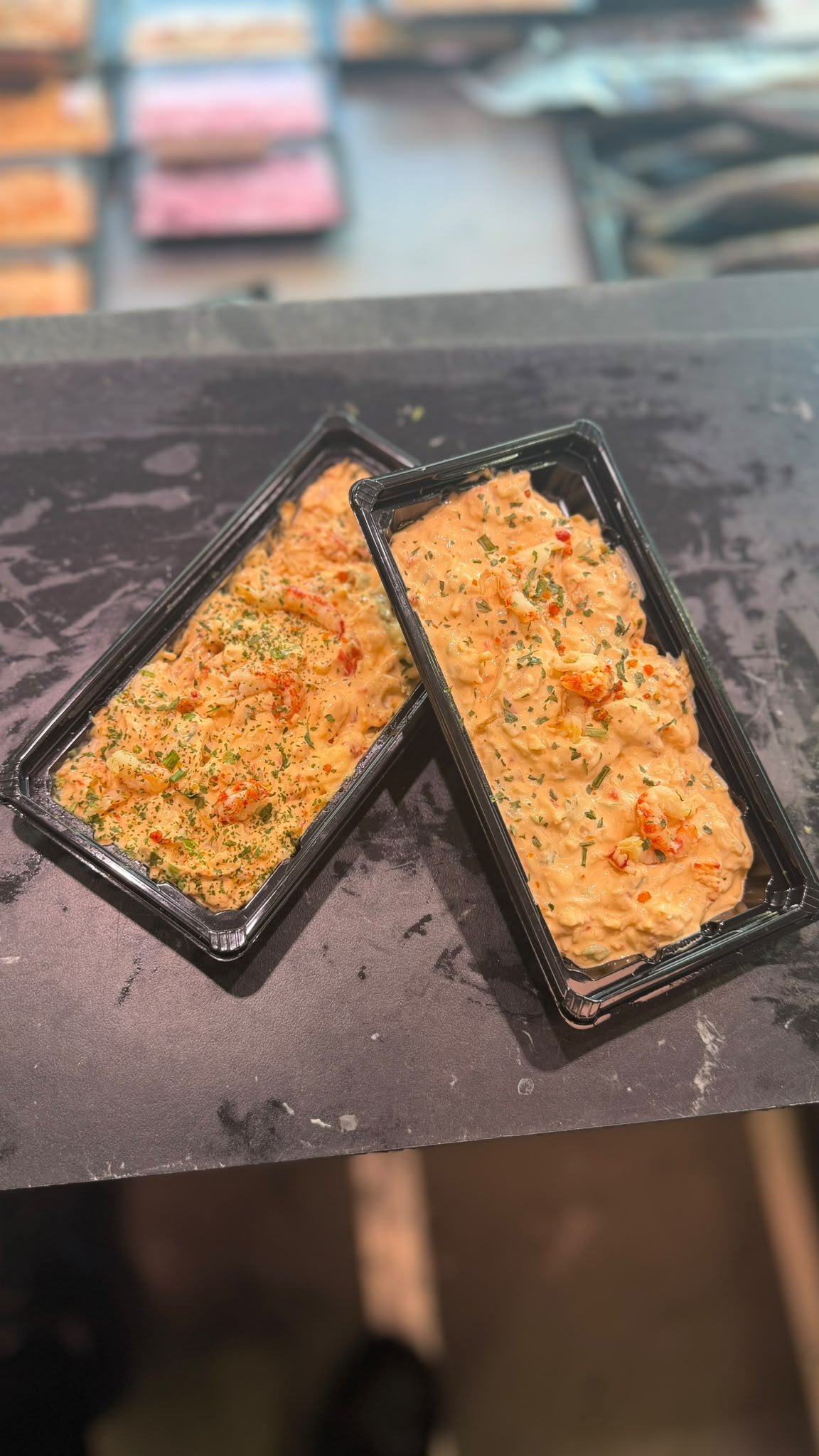 Huisgemaakte vissalade met garnalen en verse kruiden in bakjes